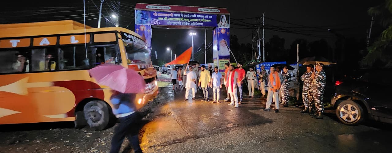 यात्रा प्रस्थान — रात्रि में श्रद्धालुओं का बस से प्रस्थान
